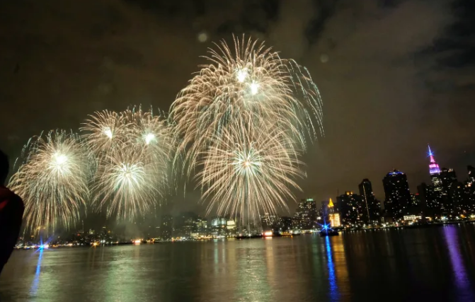 Bắn pháo hoa là một phần trong hoạt động truyền thống kỷ niệm Ngày Quốc khánh Mỹ 4/7. Trong ngày này, người dân Mỹ cũng tiêu thụ hàng trăm triệu cái xúc xích. Ảnh: MF. 