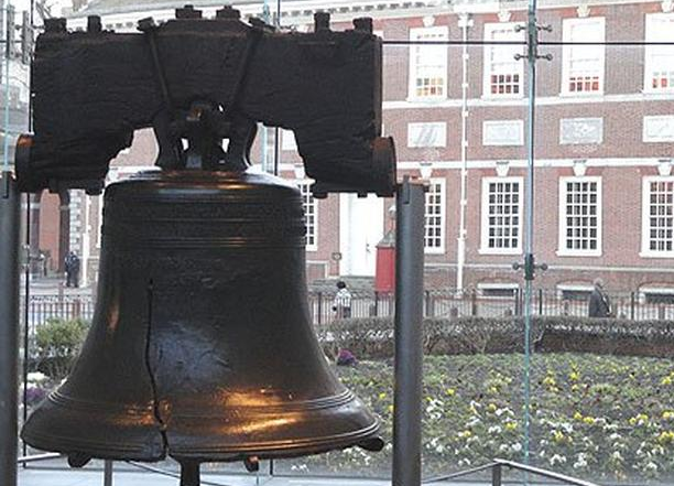 Chuông Tự do, tọa lạc tại Philadelphia, tiểu bang Pennsylvania, được xem là một trong những biểu tượng của nền độc lập của nước Mỹ. Được biết, mãi cho đến những năm 1830, nó mới được gọi là Chuông Tự do, và có một vết nứt lớn trên chiếc chuông này. Ảnh: CBS.