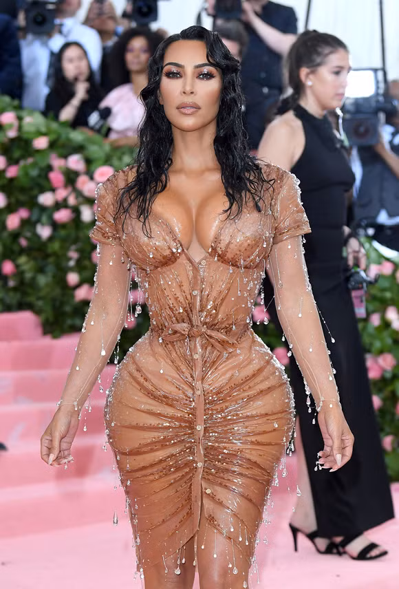 Kim Kardashian bi nghi “cat xuong suon” de co vong eo con kien-Hinh-2