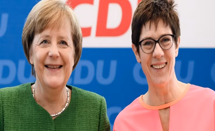 Được biết, bà Annegret Kramp-Karrenbauer là một đồng minh chính trị thân cận của nữ Thủ tướng Đức Merkel và là người theo đuổi các đường lối chính trị tương tự bà Angela Merkel. Chính vì vậy, bà Kramp-Karrenbauer còn có biệt danh là "tiểu Merkel". Ảnh: Faz.