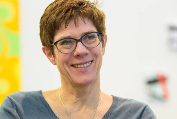 Su that bat ngo ve nu Bo truong Quoc phong moi cua Duc-Hinh-7