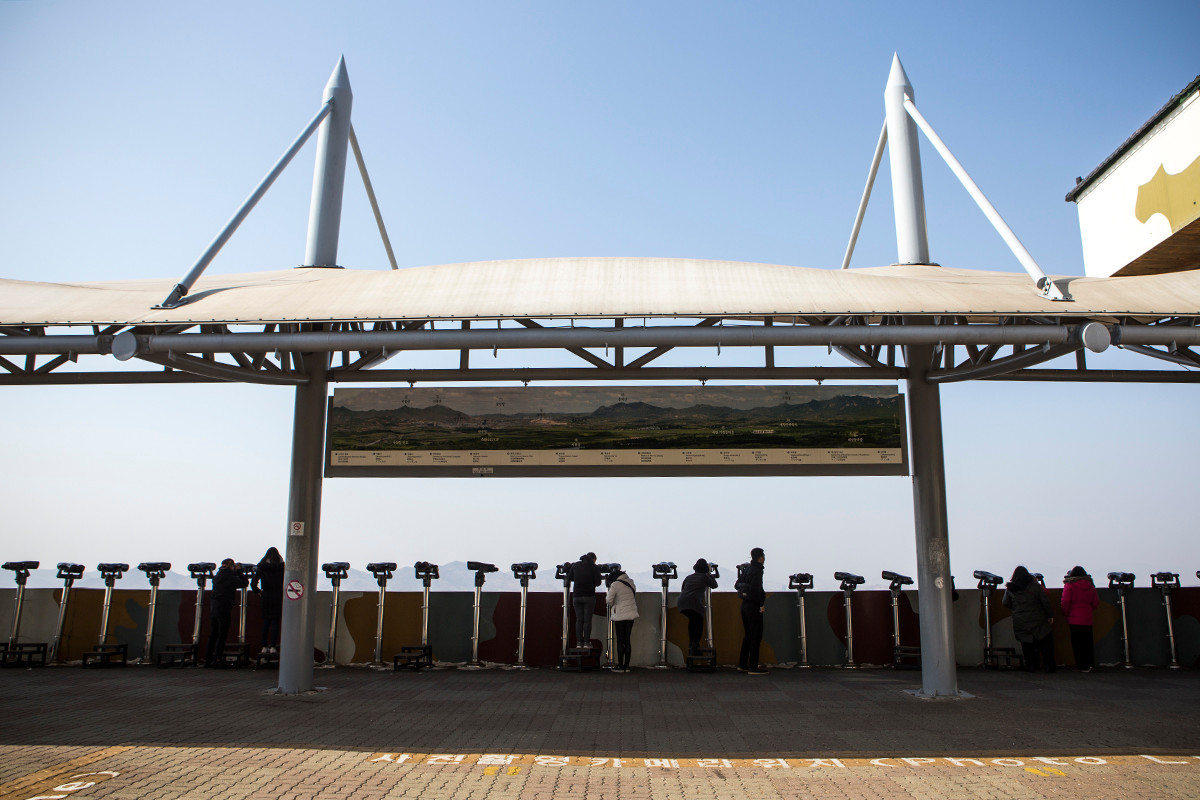 Từ trạm quan sát Dorasan, nằm trên một quả đồi trong khu DMZ bên phía Hàn Quốc, du khách có thể sử dụng ống nhòm và quan sát bên kia biên giới. Ảnh: AJ.