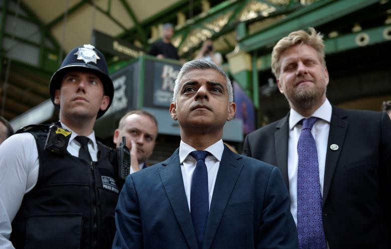 Tháng 6/2017: Ông Trump chỉ trích Thị trưởng London Sadiq Khan, một người Hồi giáo, sau vụ tấn công chết người tại thủ đô London do 3 phần tử Hồi giáo thực hiện. Trong khi đó, bà May khẳng định ông Khan đã làm tốt công việc của mình.