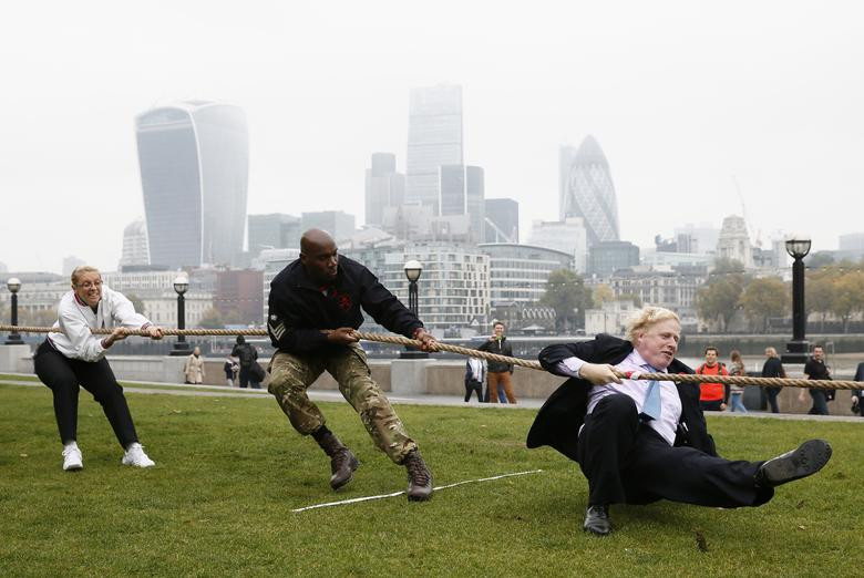 Cựu Thị trưởng Boris Johnson chơi kéo co bên ngoài Tòa Thị chính hồi tháng 10/2015.