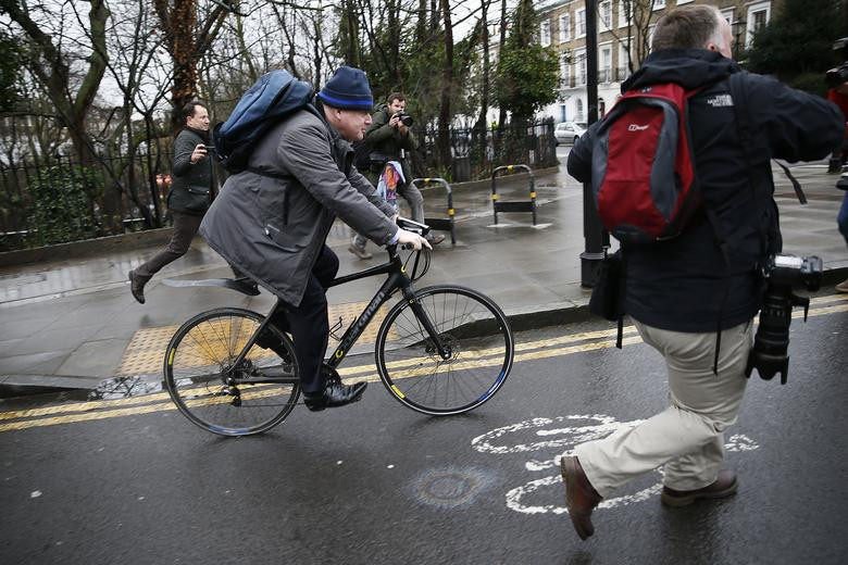 Ông Boris đạp xe trên đường phố London, Anh, tháng 2/2016.