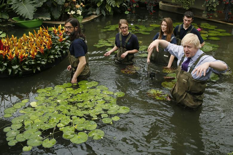 Ông Boris, khi đó là Thị trưởng London, cùng mọi người trồng hoa súng tại khu vườn thực vật hoàng gia ở Kew, phía tây London, tháng 3/2015.