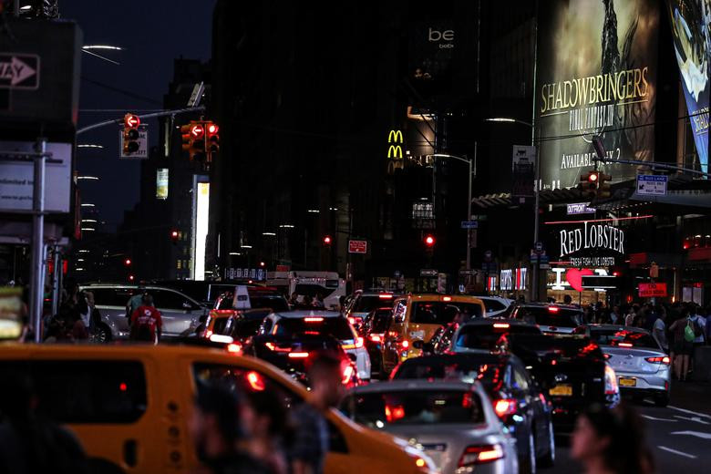 Các nhân viên cứu hộ đã được triển khai tới khu vực mất điện để hỗ trợ người dân. Được biết, nhiều người dân đã bị mắc kẹt trong tháng máy do mất điện.