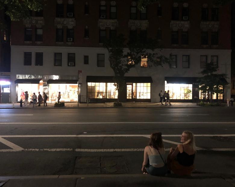 Đến khoảng 22h ngày 13/7 (10h sáng 14/7 giờ Hà Nội), người dân ở New York vui mừng khi có điện trở lại.