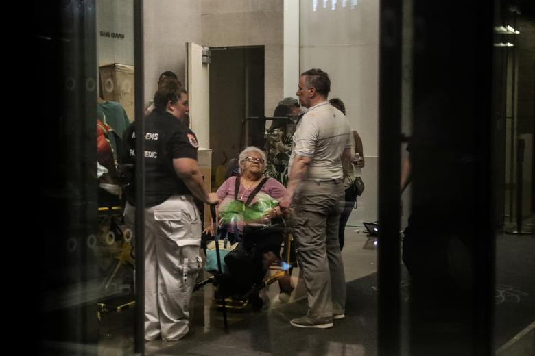 Người phụ nữ lớn tuổi ngồi xe lăn chờ được đưa tới bệnh viện gần khu Quảng trường Thời đại trong đợt mất điện ở Manhattan ngày 13/7.