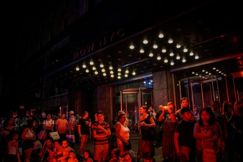Nhiều người tập trung bên ngoài khách sạn Row NYC sau sự cố mất điện hôm 13/7.