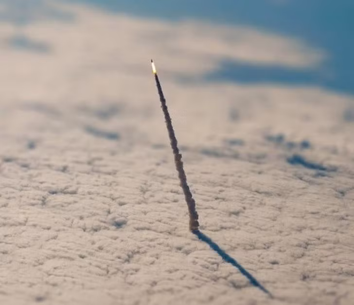 Tàu không gian rời khỏi bầu khí quyền Trái Đất.