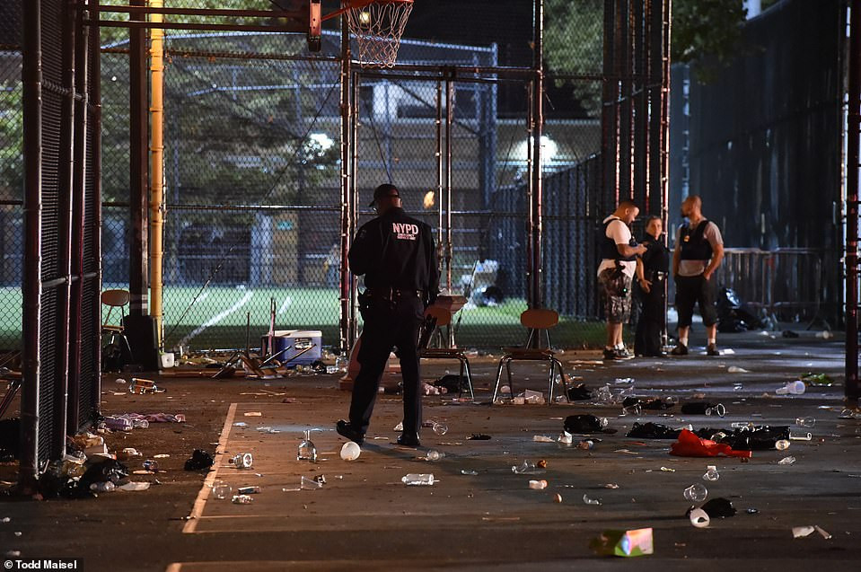 Theo Daily Mail, vụ xả súng ở Mỹ xảy ra vào đêm 27/7 (giờ địa phương, sáng 28/7 giờ Việt Nam) tại một sự kiện ngoài trời ở khu Brooklyn, New York. (Nguồn ảnh: Daily Mail) 