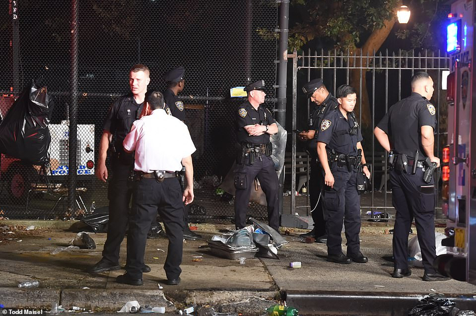 Ngay sau khi vụ nổ súng xảy ra, lực lượng cảnh sát và y tế ngay lập tức được điều động đến hiện trường để truy bắt thủ phạm và đưa những người bị thương đến bệnh viện cấp cứu. 