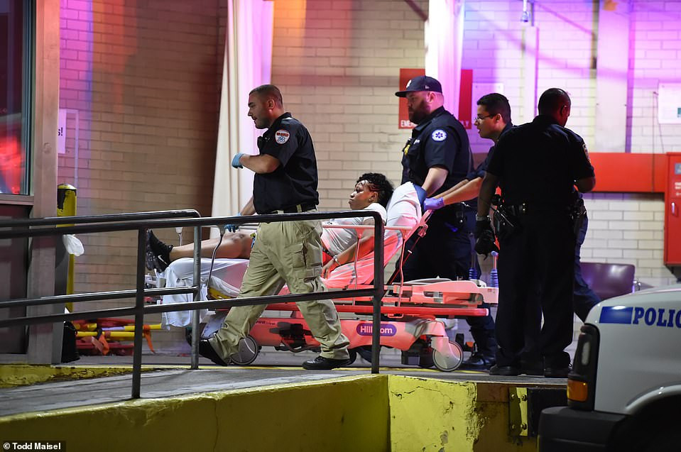 Cảnh sát và đội phản ứng nhanh có mặt tại hiện trường để hỗ trợ các nạn nhân.