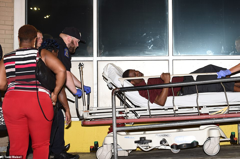 Hiện, cảnh sát đang truy lùng thủ phạm cũng như điều tra động cơ vụ xả súng. 