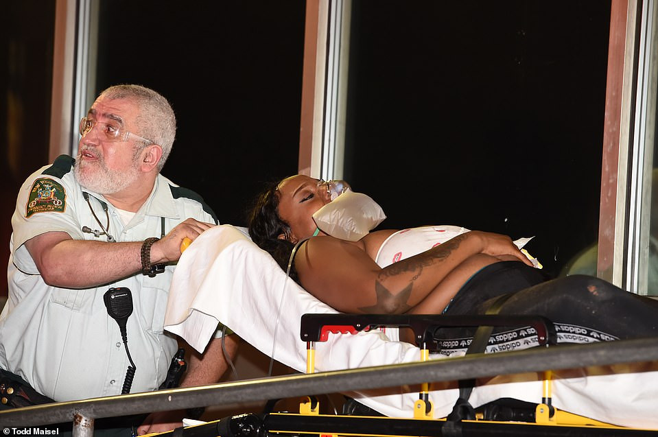 Người phụ nữ này dường như bị thương nặng đang được đưa lên xe cứu thương. 