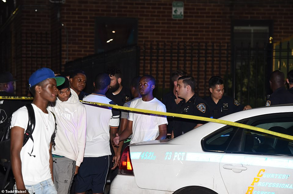 "12 người trúng đạn, trong đó người đàn ông 38 tuổi đã tử vong trên đường tới bệnh viện", một phát ngôn viên cảnh sát New York cho hay. 