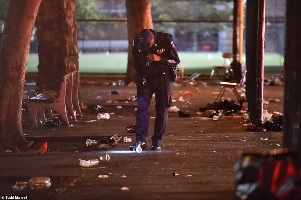 Được biết, kẻ xả súng đã nhanh chóng tẩu thoát khỏi hiện trường sau khi gây án. Một khẩu súng bị bỏ rơi tại hiện trường đã được tìm thấy. 