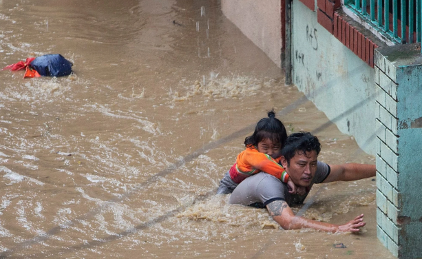 Mưa lũ những ngày qua đã làm ảnh hưởng đến cuộc sống của gần 900 nghìn người ở Nepal. Ảnh: Telegraph.