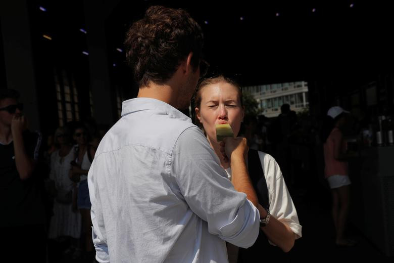 Một cặp đôi ăn kem giải nhiệt trong ngày hè oi bức ở Manhattan.