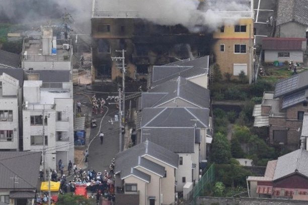 “Ít nhất 33 người đã thiệt mạng, trong đó thi thể của hai nạn nhân đã được tìm thấy ở tầng một, 11 người ở tầng hai, 20 người ở tầng ba và trên cầu thang dẫn lên sân thượng”, quan chức Sở cứu hỏa Kyoto xác nhận. Ảnh: Mirror.