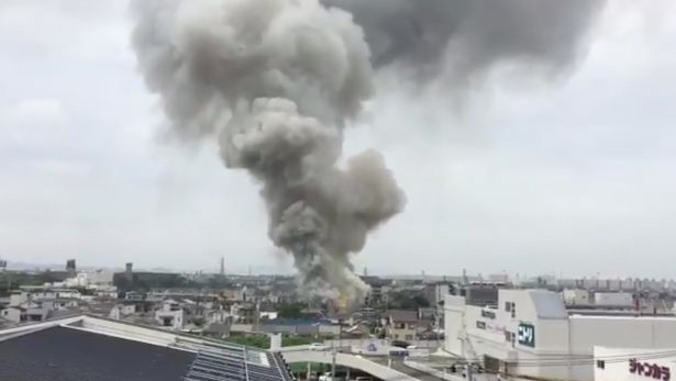 Ngọn lửa bùng phát dữ dội và bao trùm khắp tòa nhà, khiến lính cứu hỏa phải mất nhiều giờ để dập tắt. Quan chức Sở cứu hỏa Kyoto cho biết, khoảng 70 người được cho là đang làm việc tại xưởng phim Kyoto Animation khi vụ cháy xảy ra. Ảnh: Mirror.