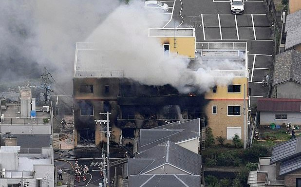 Các nhân chứng kể lại nghi phạm đã hét lên "chết đi" khi đổ xăng xung quanh tòa nhà và phóng hỏa. Ảnh: Daily Mail.