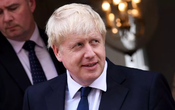 Ông Johnson từng là một nhà báo trước khi dành sự quan tâm cho chính trị. Chắc hẳn ít ai biết rằng, tân Thủ tướng Boris Johnson từng có thời gian ngắn làm việc cho tờ báo The Times của Anh nhưng sau đó bị cho thôi việc do sai sót trong việc xuất bản một bài báo. Ảnh: Variety.