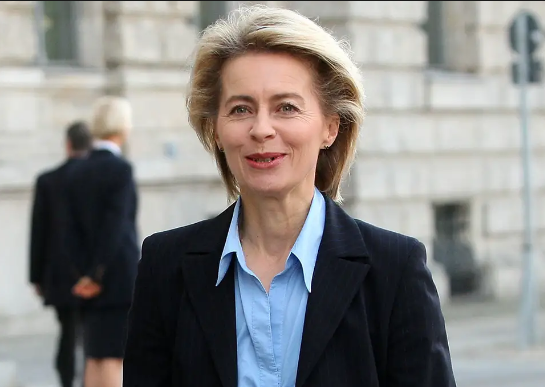 Ngày 15/12/2013, bà Ursula được bổ nhiệm làm Bộ trưởng Quốc phòng Đức và là người phụ nữ đầu tiên trong lịch sử Đức giữ chức vụ này. Ảnh: Independent. 