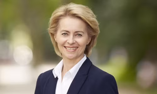 Nếu được Nghị viện Châu Âu bỏ phiếu phê chuẩn trong các phiên họp tới, bà Ursula von der Leyen sẽ chính thức thay ông Jean-Claude Juncker để nhậm chức Chủ tịch Uỷ ban Châu Âu từ ngày 1/11/2019 và trở thành nữ Chủ tịch đầu tiên của EC. Ảnh: CDU. 