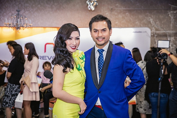 Ca sĩ Nguyễn Hồng Nhung khoe nhẫn kim cương triệu đô - Hình 4 Ca si Nguyen Hong Nhung khoe nhan kim cuong trieu do-Hinh-4