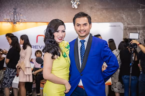 Ca si Nguyen Hong Nhung khoe nhan kim cuong trieu do-Hinh-4