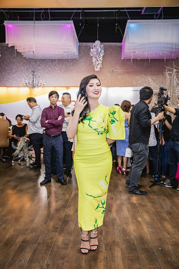 Ca sĩ Nguyễn Hồng Nhung khoe nhẫn kim cương triệu đô - Hình 3 Ca si Nguyen Hong Nhung khoe nhan kim cuong trieu do-Hinh-3