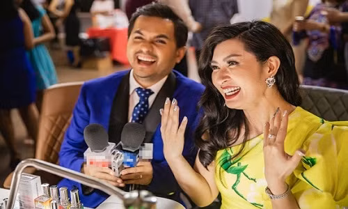 Ca si Nguyen Hong Nhung khoe nhan kim cuong trieu do