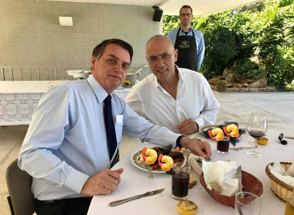 "Đại sứ Israel tại Brazil đã ăn tôm hùm với Tổng thống Bolsonaro. Nhưng may mắn là Đại sứ quán Israel đã có mặt để giúp đỡ. Họ sử dụng thủ thuật che đậy với bức ảnh được đăng trên Twitter. Vì vậy, không ai bị xúc phạm khi trở về nhà", tài khoản Ben Judah viết.