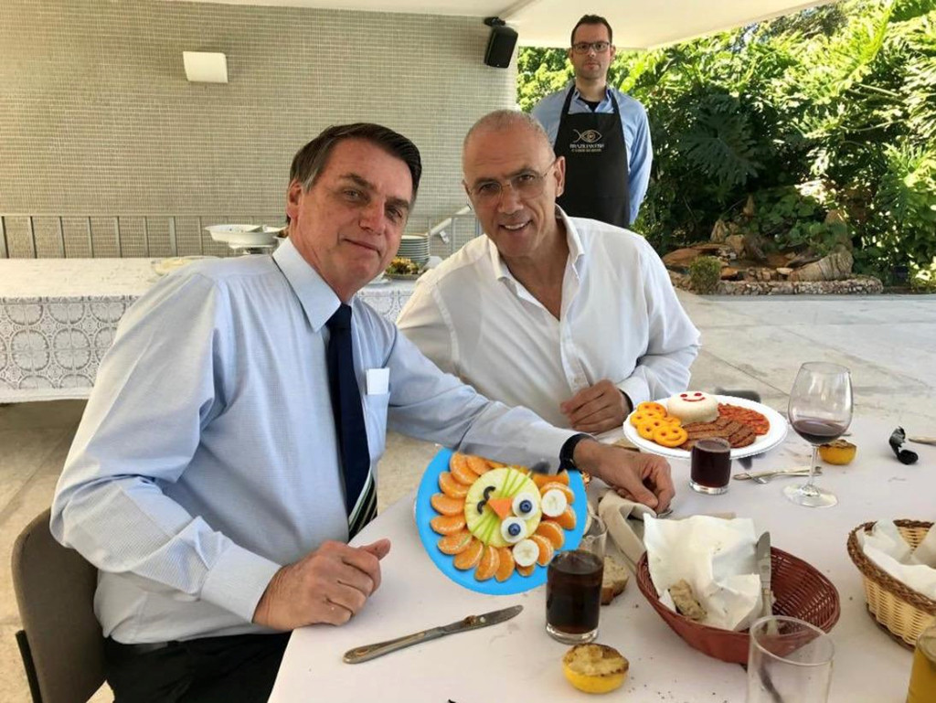 Sau lùm xùm, ông Shelley nói rằng ông không ăn tôm hùm, mà đó là món cá hồi. "Tất cả các loại thực phẩm được phục vụ, gồm cả cá hồi. Tôi đã không ăn những gì được phục vụ để tránh xúc phạm người theo dõi. Cũng vì lý do đó mà tôi đã bôi đen bức ảnh để nó không bị hiểu khác đi. Lạy chúa", The Times của Israel dẫn lời Đại sứ Shelley cho biết.