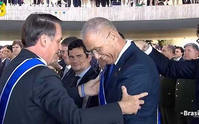 Ông Shelley là một cựu doanh nhân và giữ cương vị hiện tại kể từ tháng 1/2017. Ông được Tổng thống Bolsonaro trao tặng Huân chương Quốc gia Nam Cross hôm 7/5 (ảnh) - danh hiệu cao quý nhất của Brazil dành cho những vị khách cấp cao. Ảnh: chụp màn hình.