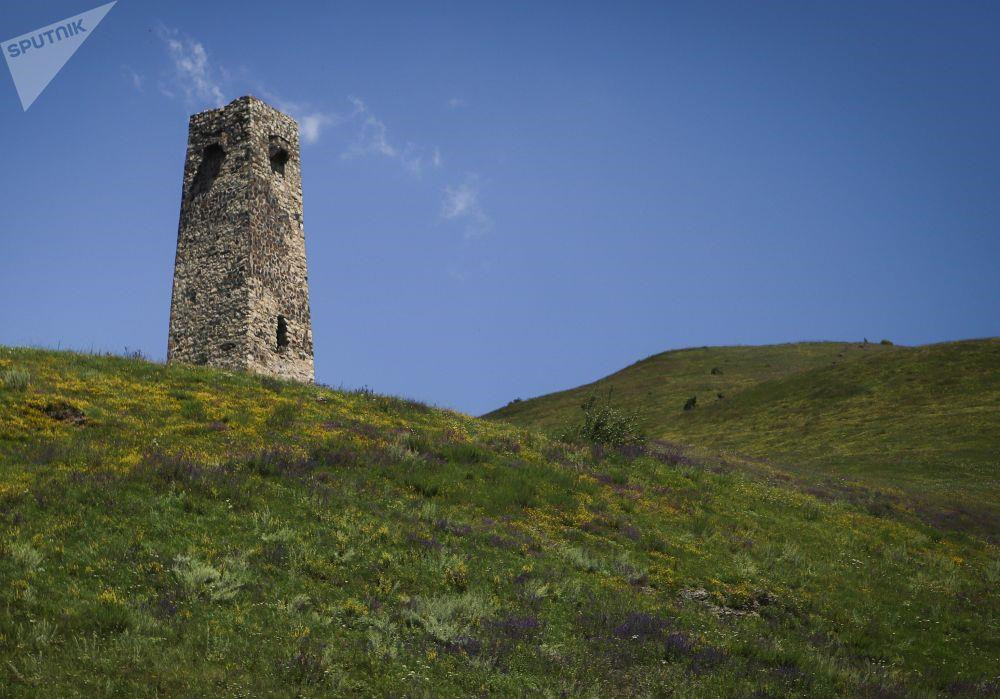 Để giải quyết tranh chấp, cô gái lạ đã được đưa đến hội đồng trưởng lão. Nhưng ngay cả các bô lão 70 tuổi trong hội đồng lao vào cuộc tranh giành. Cuối cùng, những người phụ nữ trong làng quyết định bằng cách xua đuổi cô gái khỏi làng và gọi cô là "phù thủy".