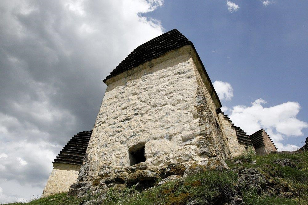 Ở mỗi ngôi mộ có một lối vào nhỏ hình vuông. Trước đây, nó được bịt lại bằng những tấm gỗ đặt biệt. Lối vào nhỏ đến nỗi một người trưởng thành khó có thể lọt qua. Nhưng nếu vào được bên trong, mọi thứ sẽ hiện ra trước mắt.