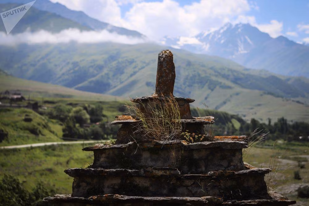 Có tất cả 95 hầm mộ, chia thành 3 loại: nằm trên mặt đất (có hình kim tự tháp và hình chóp đôi), nằm cả trên đất và dưới hầm, và hoàn toàn nằm dưới mặt đất. Mái có nhiều tầng nên khi trời mưa, nước sẽ chảy xuống theo đó, giữ cho ngôi mộ khô ráo hoàn toàn.