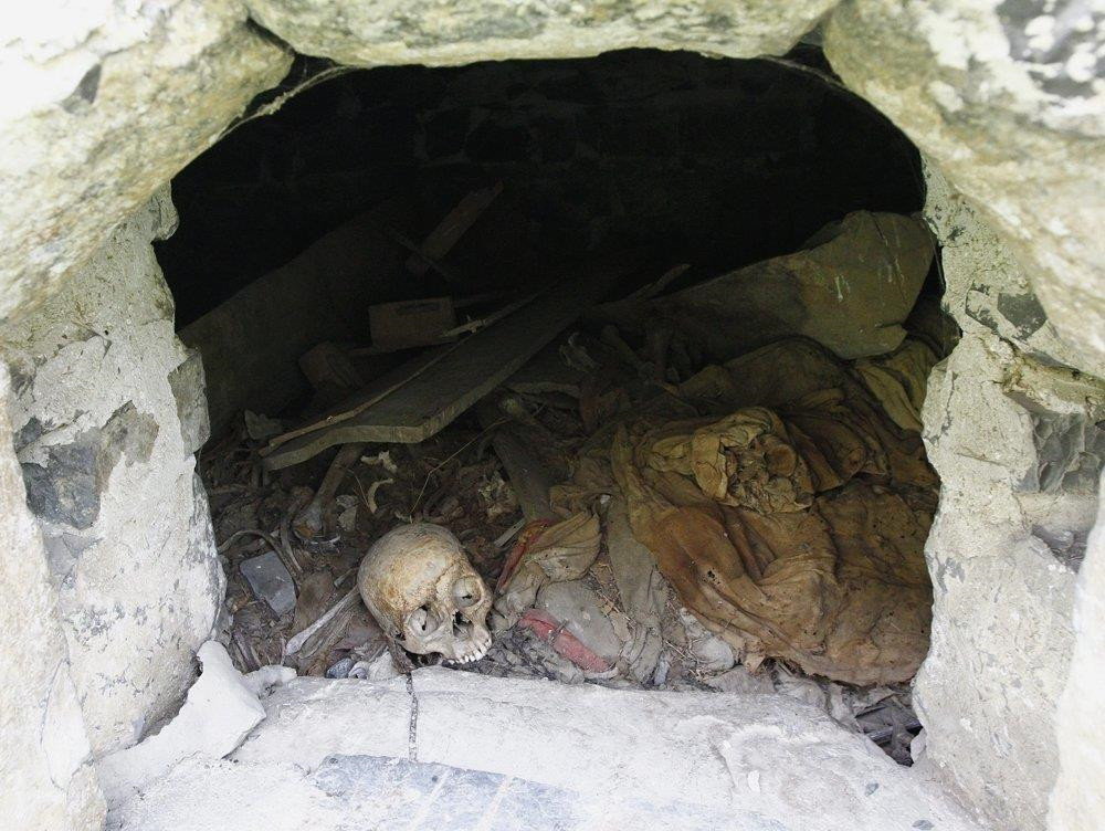 Nhìn từ bên ngoài vẫn có thể thấy các hộp sọ, xương người và các xác ướp được chôn cất từ 600-700 năm trước. Thậm chí, quần áo và một số đồ gia dụng của họ vẫn còn sót lại.