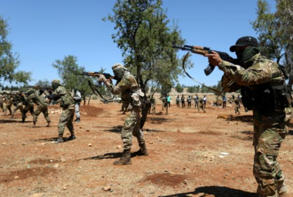 "Phiến quân HTS đã triển khai hàng chục xe quân sự chở tiếp viện tới các mặt trận ở Bắc Latakia và Sahl al-Ghab, phía tây bắc Hama, nằm trong vùng phi quân sự, nhằm mục đích đối phó với lực lượng Nga và Syria", FNA đưa tin. Ảnh: Military.