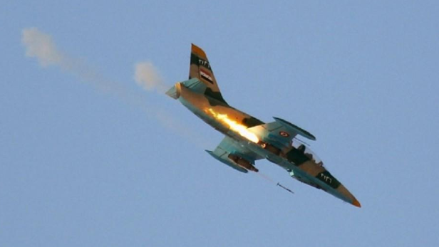 "Các chiến đấu cơ Syria dội mưa bom xuống thành trì của HTS và các nhóm khủng bố khác tại các thị trấn al-Jabin, Kafar Sajneh, al-Naqir, Kafar Nubl, Ariha, Jbal al-Arbaeen, Sarjeh, Taftnaz, Madaya, Khan Sheikhoun, al-Hobait và al-Amerieh ở Bắc Hama và Nam Idlib", một nguồn tin quân sự cho biết. Ảnh: TRT.