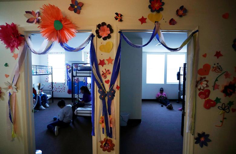 Trong khu trại này, các bé trai và bé gái sống trong khu nhà riêng biệt. Các em nhỏ còn trang trí phòng của chúng rất đẹp mắt.