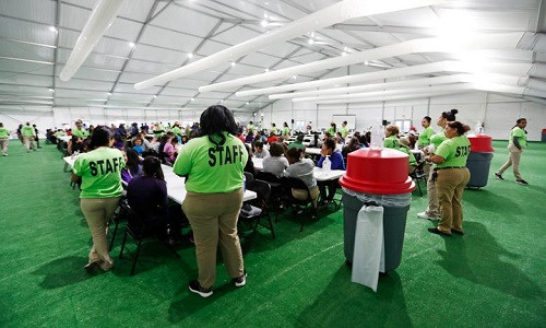 Phòng ăn khá rộng trong khu trại.