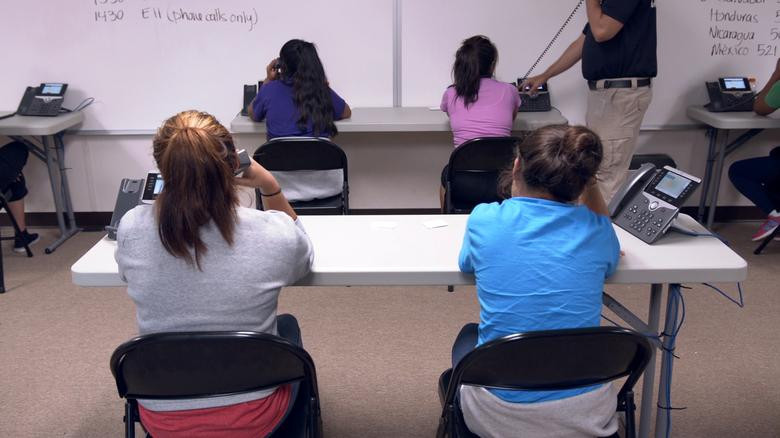 Cơ sở Carrizo Springs có cả lớp học, phòng ăn riêng, sân bóng và nơi để các em có thể gọi điện thoại cho gia đình,...