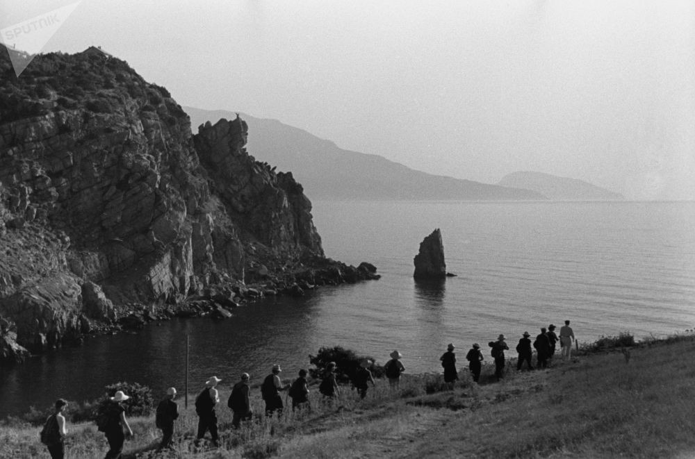 Khách du lịch đi dọc bờ biển ở Crimea năm 1955.