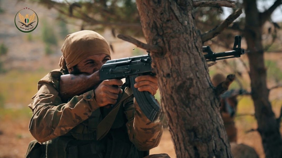 "Các tay súng NLF đã xâm nhập vào tuyến phòng thủ của Quân đội Syria gần đỉnh đồi Tal Abu As'ad, gây tổn thất nặng nề cho lực lượng chính phủ Damascus và Lực lượng Phòng vệ Quốc gia NDF", một nguồn tin ở tỉnh Latakia cho biết. Ảnh: AMN.