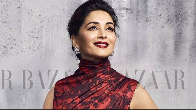 Sau này, với mong muốn trở thành một nhà vi sinh vật học, Dixit đã đăng ký vào trường Sathaye ở Vile Parle, Mumbai. Tuy nhiên, 6 tháng sau khi vào trường, cô quyết định từ bỏ việc học và dành toàn bộ thời gian để theo đuổi sự nghiệp phim ảnh. Ảnh: IT.