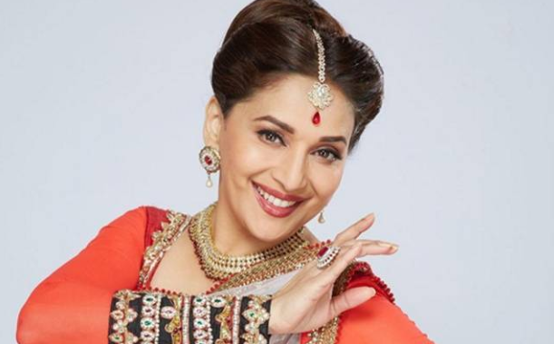 Diễn viên Madhuri Dixit sinh ngày 15/5/1967 tại Mumbai, Ấn Độ, trong gia đình có 4 anh chị em. Từ năm 3 tuổi, cô đã rất thích khiêu vũ và đã được vũ công Kathak đào tạo chuyên nghiệp trong 8 năm. Ảnh: IT.
